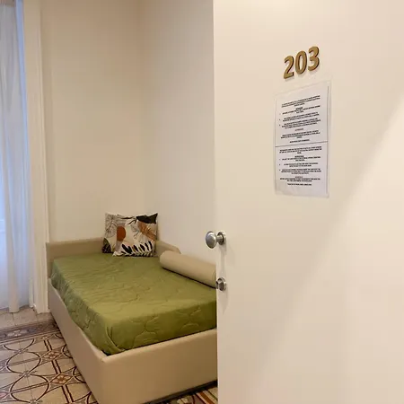 לינה וארוחת בוקר La Piazza נאפולי